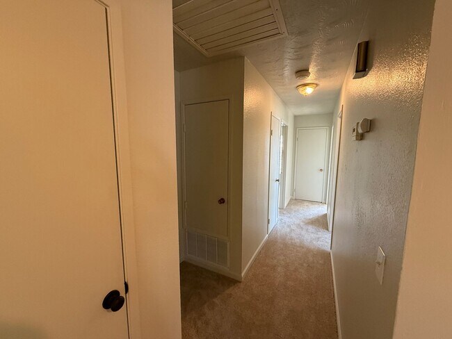 Building Photo - Single story home in east Modesto!