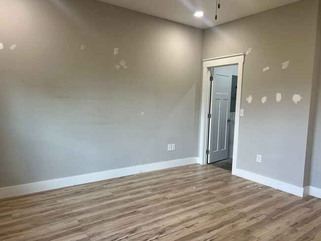 Building Photo - Beautiful home 3 minutes from ETSU!