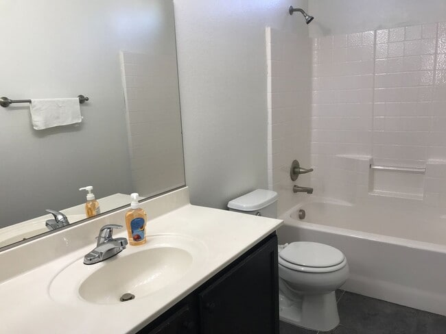 Building Photo - 3 bed/3 bath with Loft  2-story home 89115