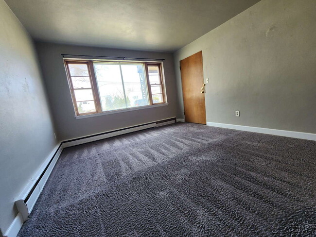Building Photo - Ground Level Apartment in Neenah! Heat & Water Included