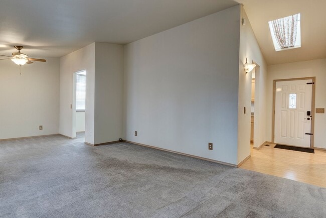 Building Photo - 3 Bedroom 2 Bathroom Home Near Fort Nugent Park!