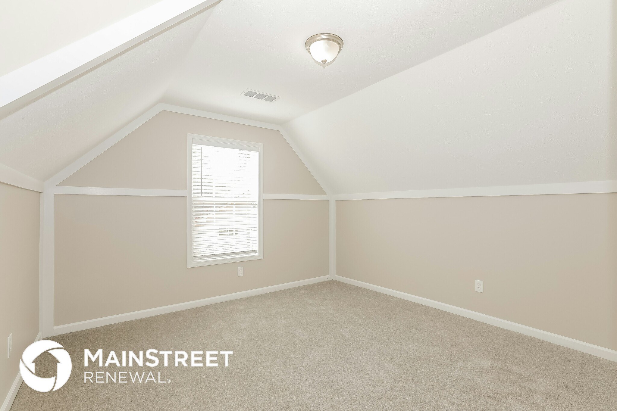 Building Photo - 1605 Summit View Way