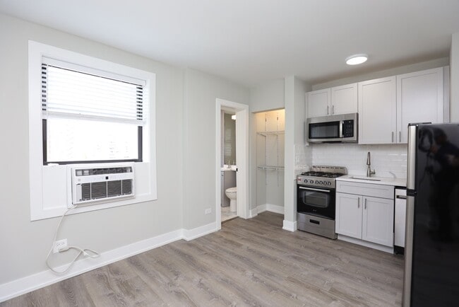 Building Photo - 545 W Belmont Ave