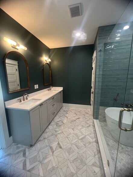 Double vanity in en-suite - 1250 S Madison Ave
