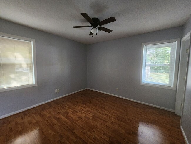Building Photo - North Columbus 3 Bedroom 1.5 Bath - Carpor...