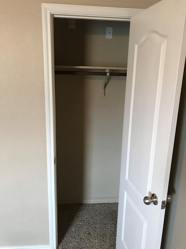 Building Photo - 3 Bedroom / 2 Bath Duplex off Clear Creek ...