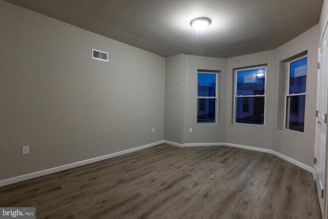 Building Photo - 141 N Peach St