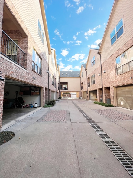 Building Photo - 3421 Normandy Ave