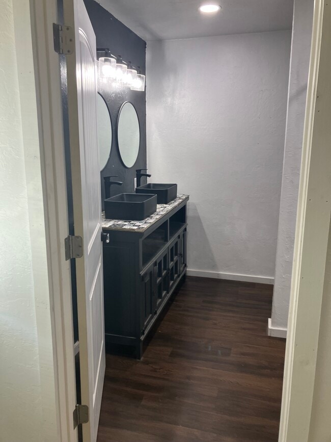 Building Photo - 4664 Primrose Ln