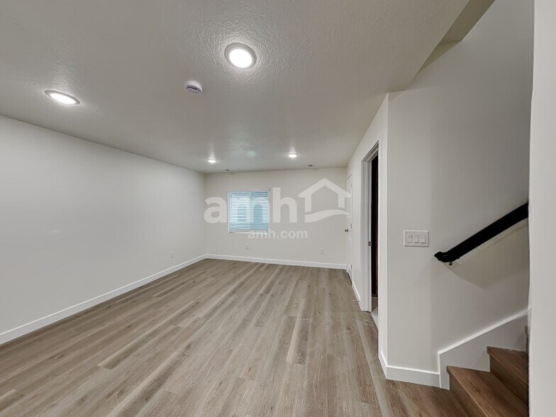 Building Photo - 1272 W Mahogany St