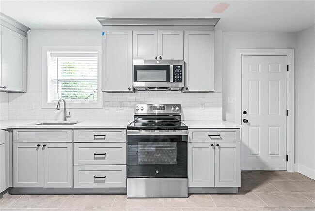 Building Photo - 425 Holderness St SW