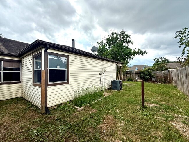 Building Photo - 13222 Pebblewalk Cir N