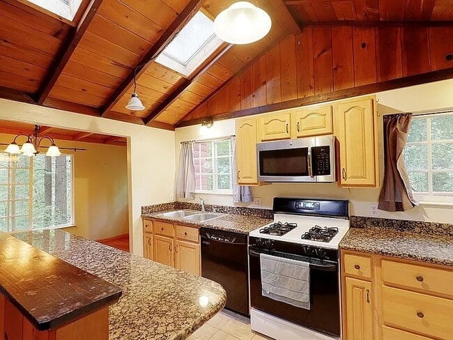 Building Photo - Cozy Mountain Hideaway