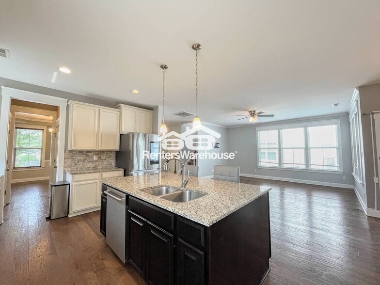 Building Photo - 3304 Patrick Henry Dr
