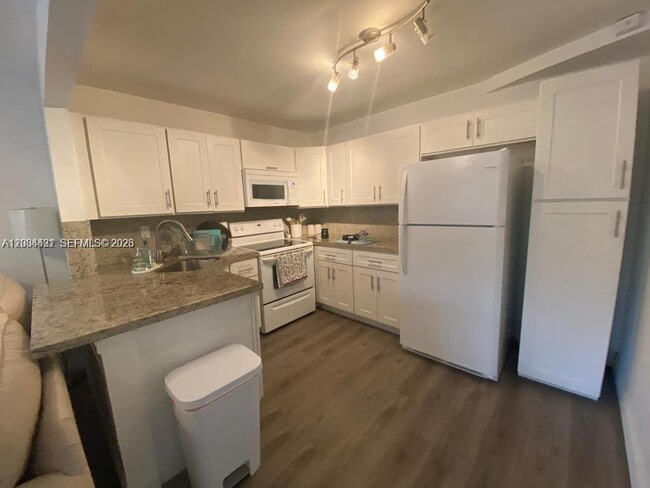 Building Photo - 721 N Pine Island Rd