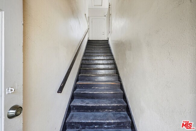 Building Photo - 522 W Vernon Ave