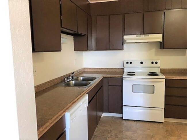 Building Photo - MOVE IN READY!! Charming 2 bedroom 1 bath ...