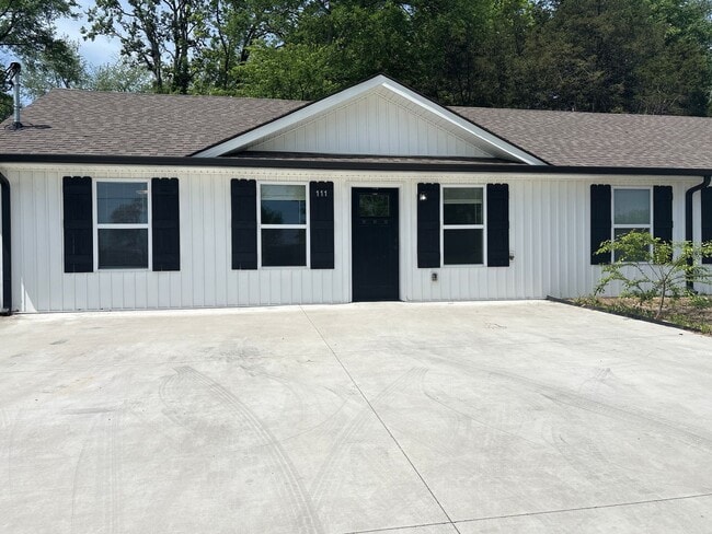 Building Photo - Spacious Duplex with Fenced-In Backyard!