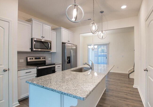 Building Photo - BEAUTIFUL 2 Bedroom Townhome in MIDLAND AVAILABLE JUNE 2026