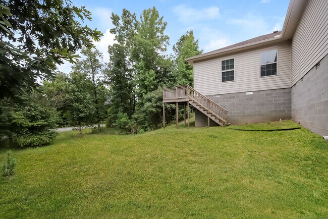 Building Photo - 910 James Madison Dr