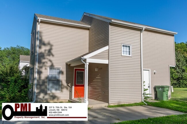 Building Photo - 3 Bedroom and 2 bathroom Duplex for Rent