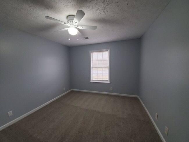 Building Photo - $1250 - 3 Bedroom 1 Bath Home offering Sunroom!