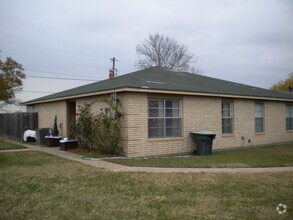 Building Photo - Spacious Duplex Available for  Pre-lease!