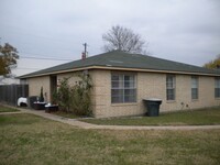 Building Photo - Spacious Duplex Available for  Pre-lease!