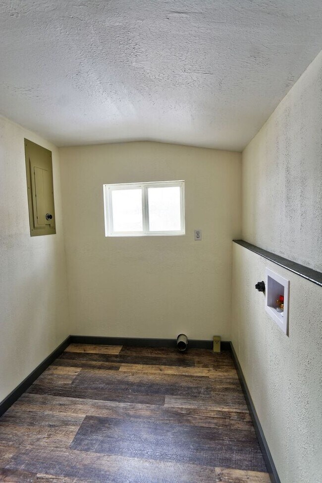Building Photo - 2 Bedroom 1 Bath- House