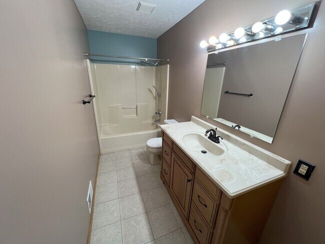 Building Photo - 4262 Eagle Crest Dr