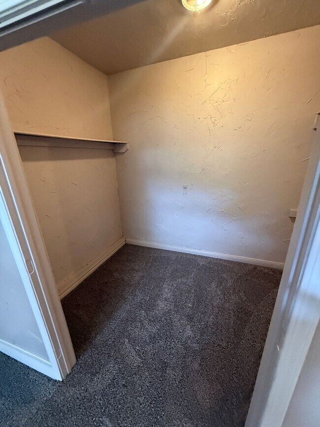 Building Photo - Available NOW! 4 bedroom 2 bathroom in Medical District