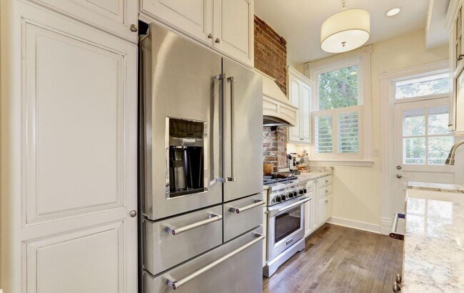 Building Photo - Spacious & Charming Victorian Row House in Burleith-Moments from Georgetown!