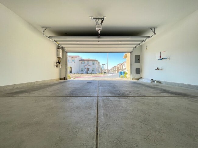 Building Photo - Stunning Summerlin 3 bedroom Townhouse in Gated Community