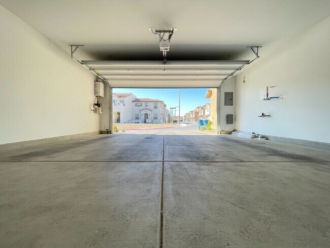Building Photo - Stunning Summerlin Townhome with Private Downstairs Suite – Gated Community