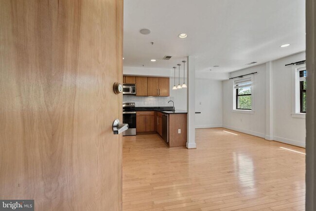 Building Photo - 1524 Independence Ave SE