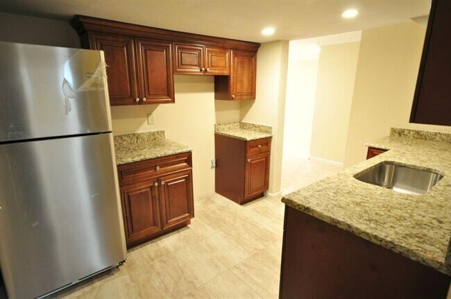Building Photo - 4060 Summit Dr