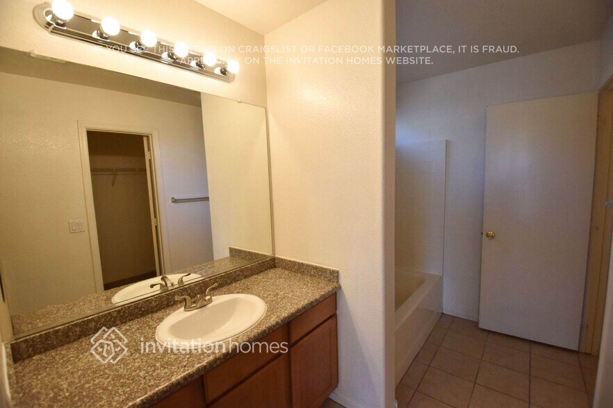 Building Photo - 5409 S 7th Dr