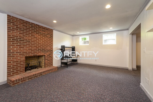 Building Photo - 213 Worthland Ct