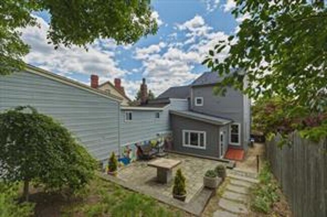Building Photo - 420 Catoma St