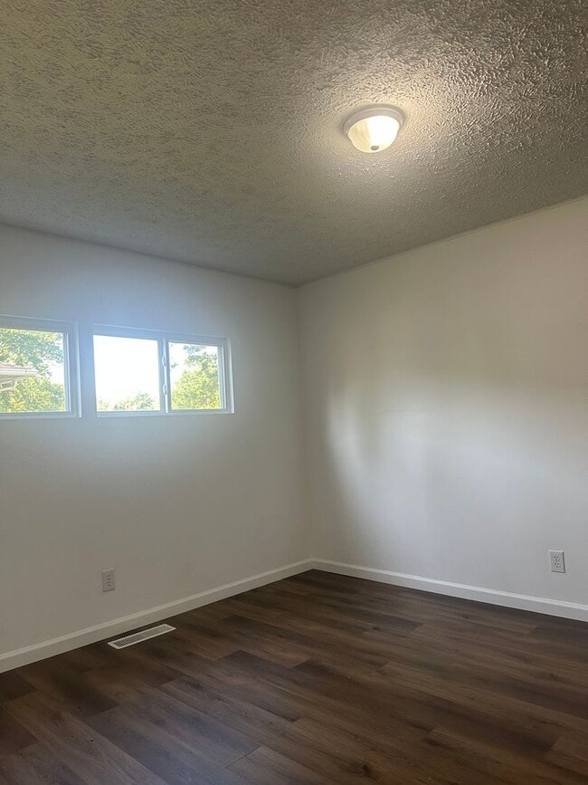 Building Photo - 4 Bedroom 2 Bathroom Home for Rent in East...