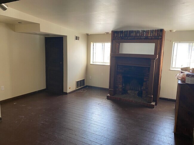living room - 128 W Sycamore St