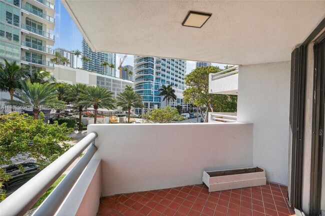 Building Photo - 555 NE 30th St