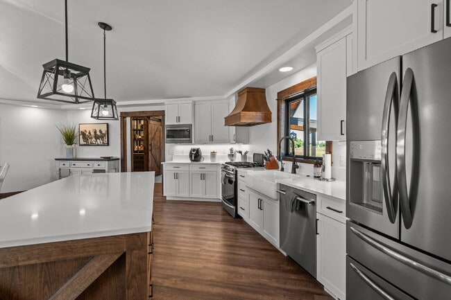 Building Photo - Luxury Home for Rent – Expansive Acreage, ...