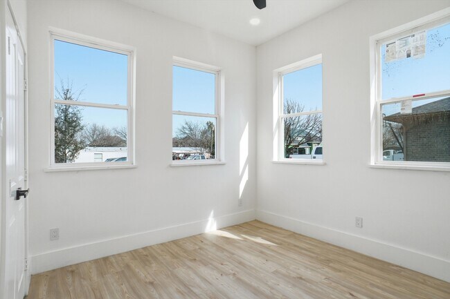 Building Photo - 128 N Cedar St