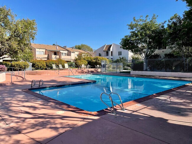 Building Photo - 1 Bed/1 Bath Condo With Bonus Room