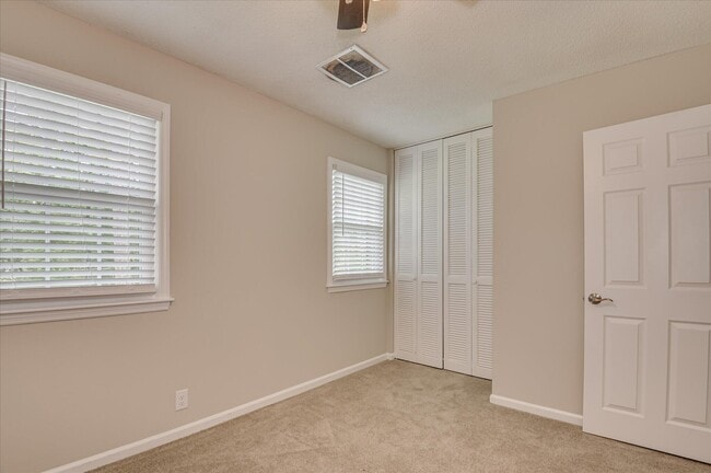 Building Photo - 986 Campbellton Dr