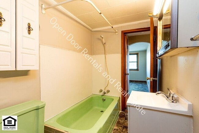 Building Photo - 811 Goshen Ave