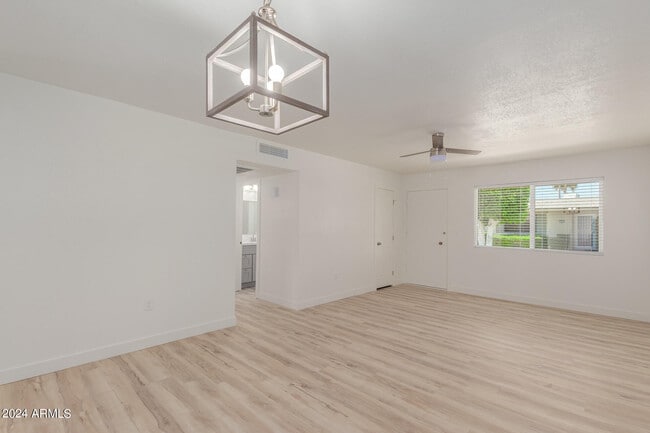 Building Photo - 10935 W Santa Fe Dr