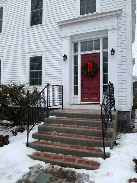 Building Photo - 886 VT-74