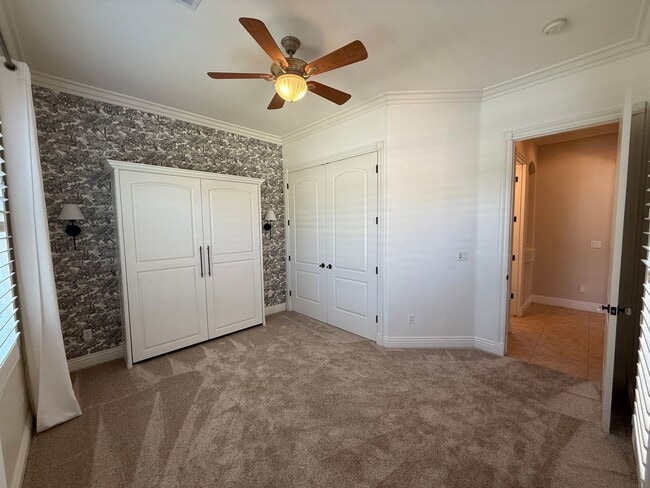 Building Photo - Stunning Seven Oaks Home!